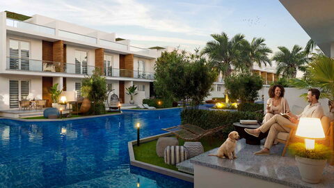Four Seasons 3 — Ein Paar und ein Hund sitzen am Abend auf der Terrasse am Pool, im Hintergrund Holzhäuser mit Holzdetails (Visualisierung)