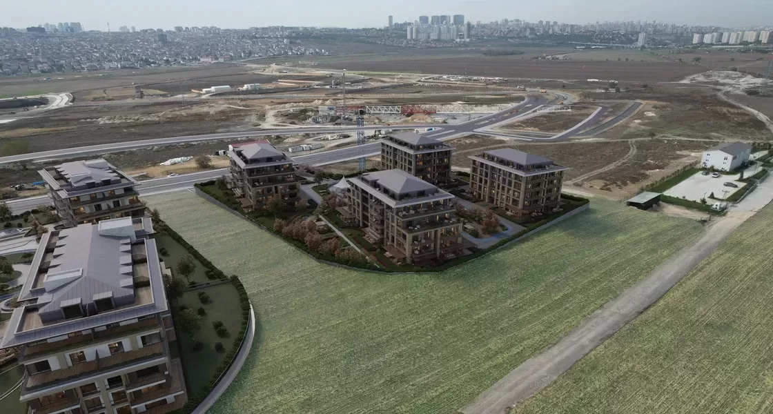 Kuşbakışı görünüm; yapım aşamasındaki bloklar ve çevredeki açık arazi